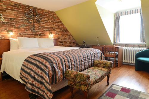 Deluxe King Room image 7