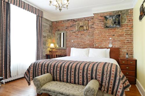 Deluxe King Room image 6