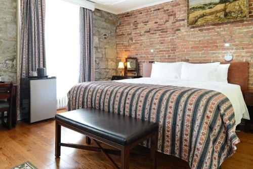Deluxe King Room image 4