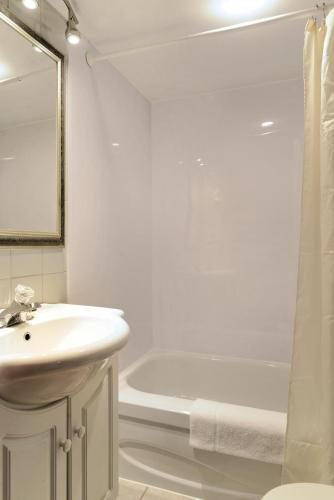 Deluxe King Room image 2