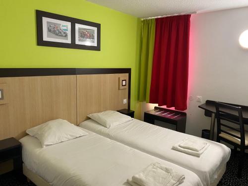 2 twin beds