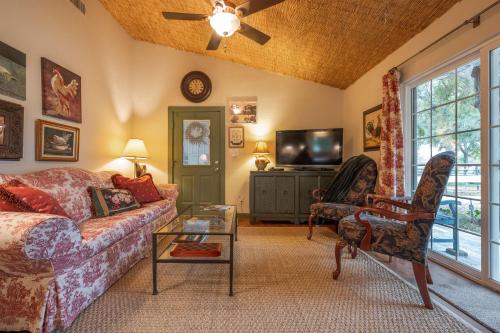 . Quaint Countryside Casita: 45 Mi to Ft. Worth