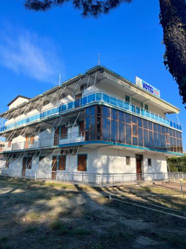 Фасада на хотела, Kamberi Hotel & Apartments 2 in Велипоя
