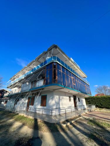 Фасада на хотела, Kamberi Hotel & Apartments 2 in Велипоя