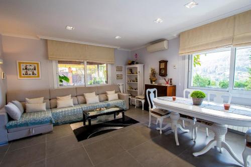 Közös társalgó / TV, Catalunya Casas Mountain escape with amazing views just 25km to BCN! in Torrelles De Llobregat