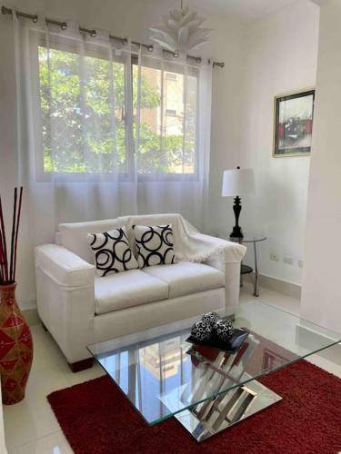 Bright 1BR Apt, Private Parking, AC, Wifi, Balcony