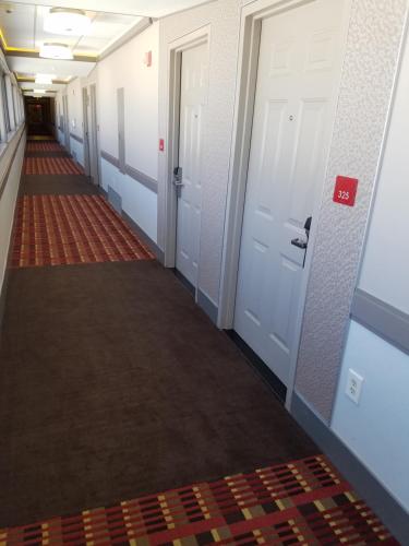 ทัศนียภาพภายนอกโรงแรม, Commack Inn in คอมแมก (NY)