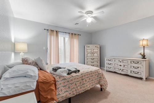 Rustic Theme, King Bed, Free Parking with Extra Street KMS1305 in Anderson Avenue
