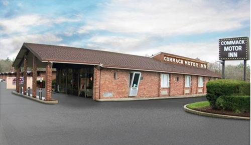 ทัศนียภาพภายนอกโรงแรม, Commack Inn in คอมแมก (NY)