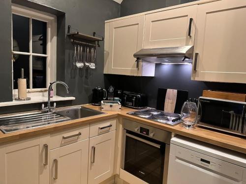 Stonehenge Cottages - image 10
