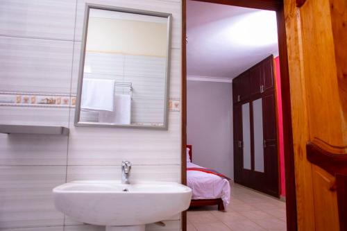 חדר אמבטיה, Karay Apartments in Wakiso אזור מטרופוליני