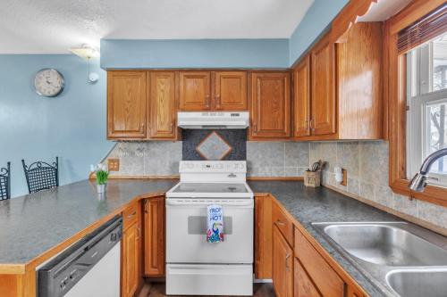 Lovely PET FRIENDLY three bedroom in desirable Urbandale Location! home - image 9