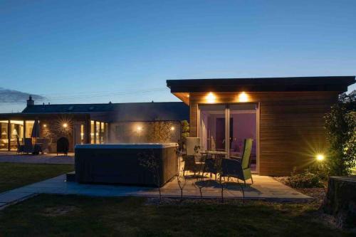 . Amazing Cottage & detached Annex sleeps 8, Extra Deep Hot tub, Super Fast wifi, New for 2024 is the addition of Wood Fired Sauna