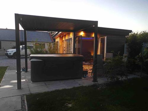 Amazing Cottage & detached Annex sleeps 8, Extra Deep Hot tub, Super Fast wifi, New for 2024 is the addition of Wood Fired Sauna