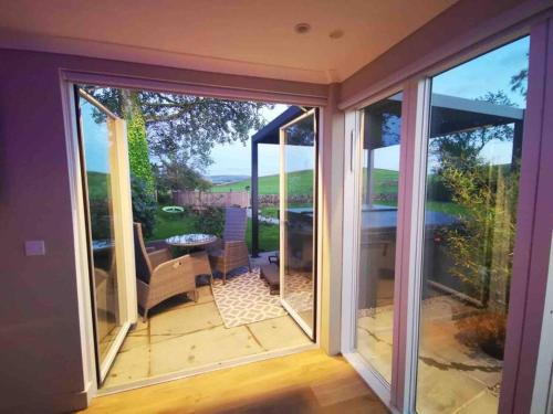 Amazing Cottage & detached Annex sleeps 8, Extra Deep Hot tub, Super Fast wifi, New for 2024 is the addition of Wood Fired Sauna