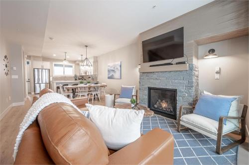 Grizzly Ridge Getaway Brand New Hot Tub Sleeps 11 in Big White, Canada