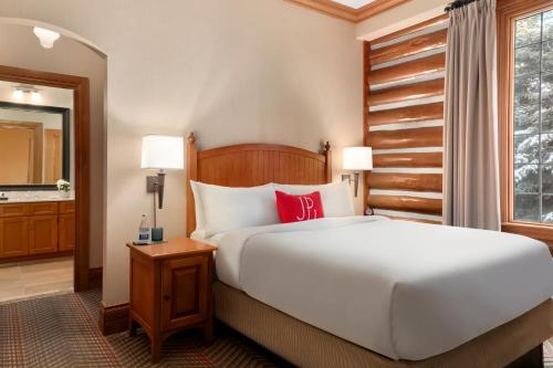 One-Bedroom Queen Suite with Resort View