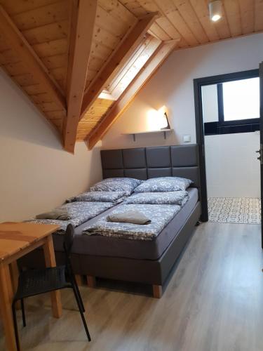 1 queen bed