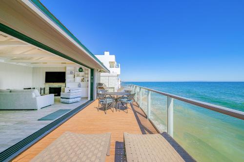 3BR Beachfront Bungalow in Malibu, USA