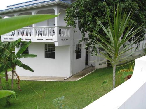 外観, Selen's Apartment in Ti Rocher Micoud Saint Lucia in ミクー
