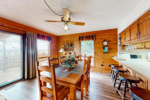 Beaver Lake Retreat in Lost Bridge Village (AR)