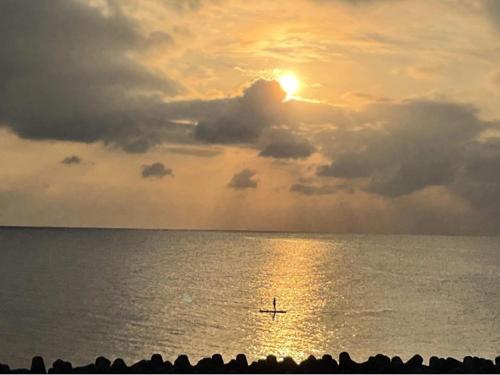 「池間島の一棟貸切りの宿アロハナ」日本最大級のサンゴ礁群ヤビジに最も近い宿。夕陽,海まで徒歩3分