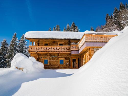  Large hut in the Pinzgau with a great view and its own sauna hut, Pension in Dorf