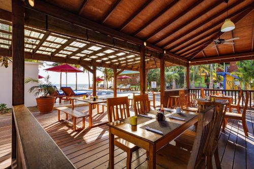 Restorāns, Coconut Row Boutique Hotel in Hopkinsa