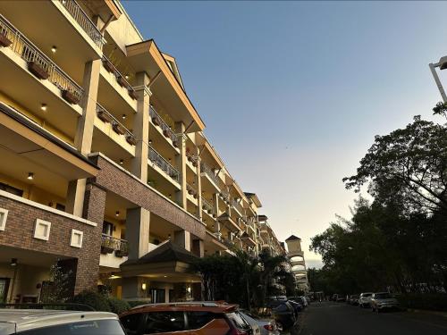 East Ortigas Mansions by MA, Манила