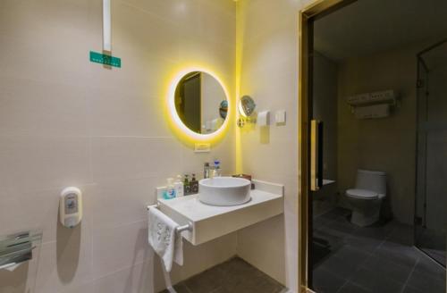 Bathroom, Bejing Zimei Hotel in Shijingshan District