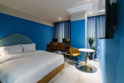 room detail thumbnail 0