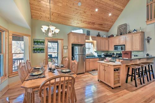 Dahlonega Cabin with Hot Tub, 4 Mi to Downtown! in Dahlonega, USA