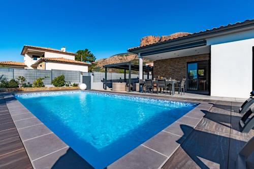 Afa proche Ajaccio, magnifique villa avec piscine privée 8 personnes