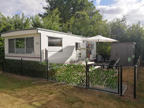  Stacaravan op 5 Sterren Vakantiepark De Kuilart Friesland aan het Meer met Zwembad 5P 237, Unterkunft in Koudum