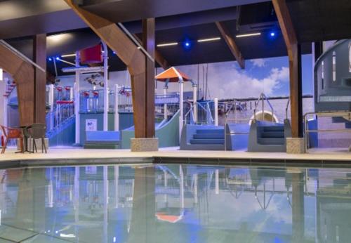 Stacaravan op 5 Sterren Vakantiepark De Kuilart Friesland aan het Meer met Zwembad 5P 237 in Koudum