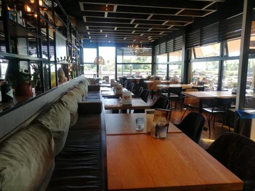 Restoran, Stacaravan op 5 Sterren Vakantiepark De Kuilart Friesland aan het Meer met Zwembad 5P 237 in Koudum