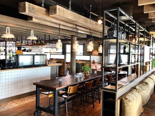 Restoran, Stacaravan op 5 Sterren Vakantiepark De Kuilart Friesland aan het Meer met Zwembad 5P 237 in Koudum