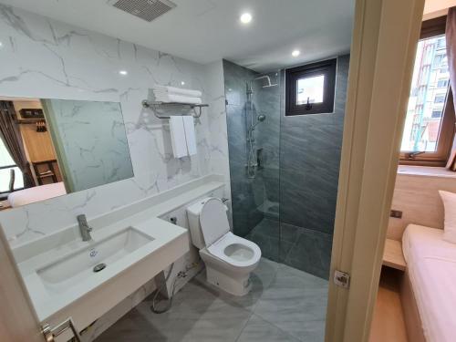 Bathroom, Thana Wisut Hotel (SHA Plus+) in Khaosan