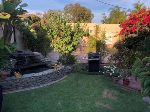 COZY 2 BEDROOM GUESTHOUSE IN BEVERLY HILLS in Los Angeles, USA