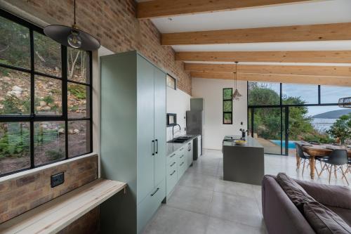 Knysna Lagoon Views in Style with Solar Backup in Knysna Csúcs