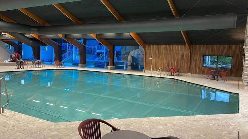 Stacaravan op 5 Sterren Vakantiepark De Kuilart Friesland aan het Meer met Zwembad 5P 237 in Koudum