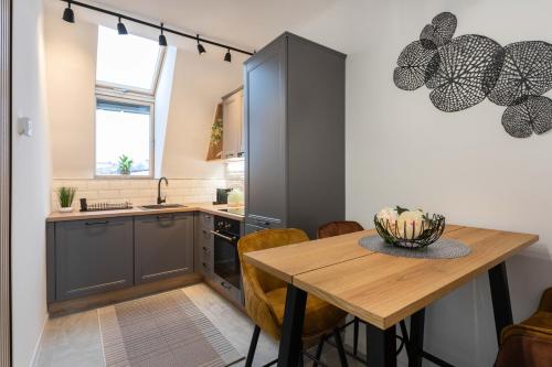 Design 1BDR Loft near Kvaternik Square - image 5