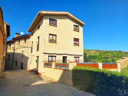  CASA DEL HUEVO, 8 a 16 pers, RIOJA ALAVESA, a 15km de Logroño y Laguardia, Pension in Viñaspre