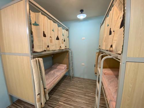 4 twin beds