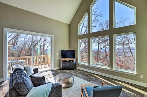 Charming Asheville Retreat with Views Near Downtown! in Asheville, USA