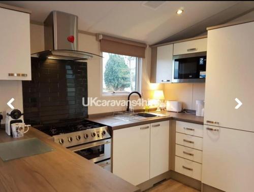 virtuve, Susie's Beautiful Caravan near the sea in Chwilog