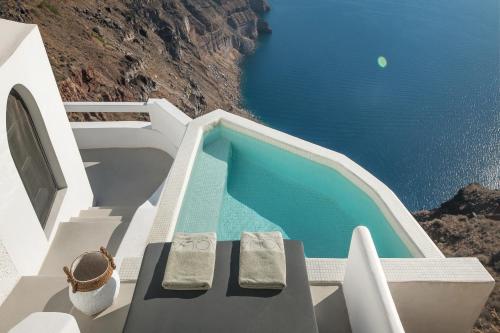 Suite Grand Aquarella con vistas panorámicas a la caldera y piscina pequeña al aire libre