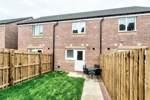 Exterior view, 2-Bedroom Holiday Home With Private Garden & Parking in Danderhall