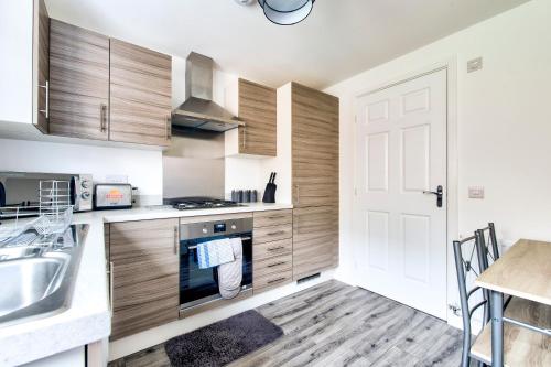 Kitchen, 2-Bedroom Holiday Home With Private Garden & Parking in Danderhall