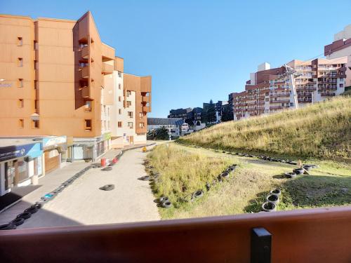 Studio Les Menuires, 1 pièce, 4 personnes - FR-1-178-346 (Studio 4 pers, pied des pistes - Residence Carlines I, Les Menuires, quartier anime des Bruyeres - F) in Les Bruyeres